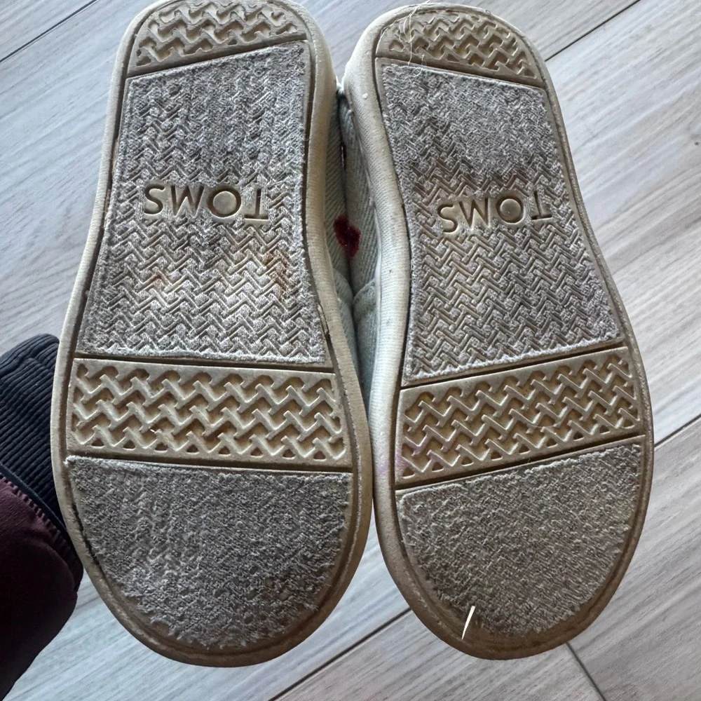 TOMS Kids' Shoes -  Red Heart on light blue